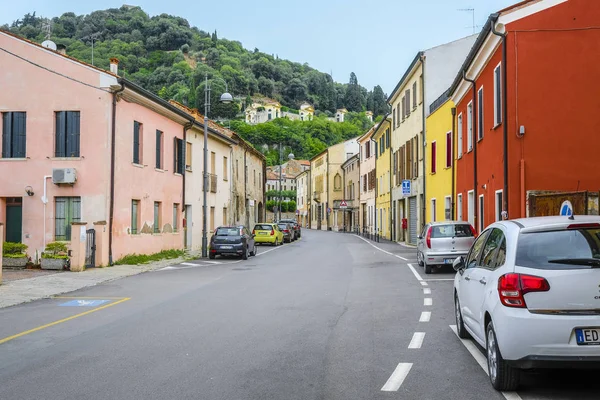 Monselice, İtalya - 7 Temmuz 2019: Monselice, İtalya'da caddeye park edilmiş arabalar