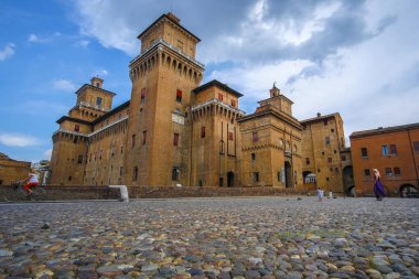 Ferrara, İtalya - 09 Temmuz 2019: İtalya'daki Ferrara kalesinin görünümü