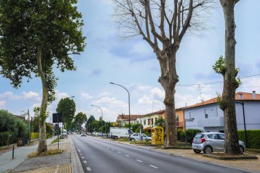 Monselice, İtalya - 7 Temmuz 2019: Monselice, İtalya'da caddeye park edilmiş arabalar