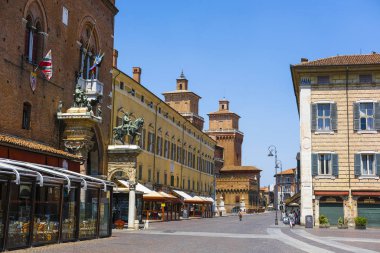 Ferrara, İtalya - 17 Temmuz 2019: Ferrara merkezi meydanı, İtalya