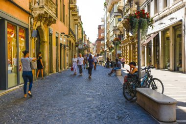 Padova, İtalya - 4 Temmuz 2019: İtalya'da Padova caddesine bisikletpark