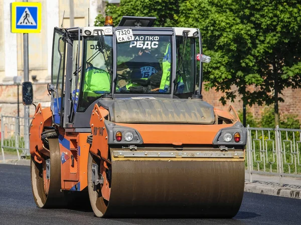俄罗斯斯摩棱斯克 2019年5月26日 道路修复中沥青辊的图像 — 图库照片