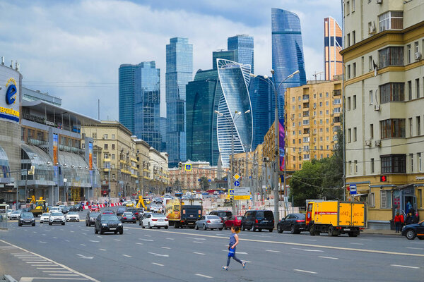 Москва, Россия - 27 июня 2019 года: Здания города Москвы. Вид с Дорогомиловской улицы
