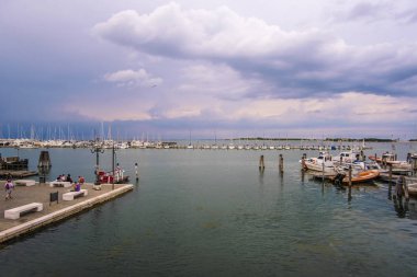 Sottomarina, İtalya - 07 Temmuz 2019: Venedik yakınlarındaki küçük kasaba Sottomarina, İtalya'da kanal görüntüsü ile cityscape