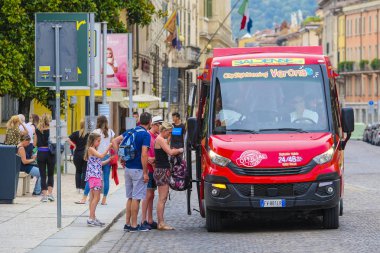Verona, İtalya - 11 Temmuz 2019: Verona,İtalya'nın merkezinde otobüs