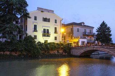 Adria, İtalya - 07 Temmuz 2019: Akşam saatlerinde İtalya'nın Adria şehrinde kanal görüntüsü