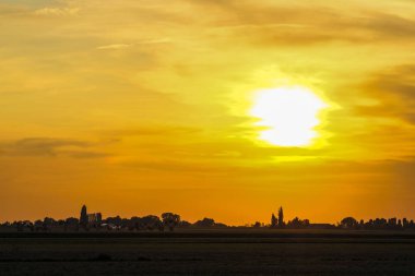 İtalyan kırsalında gün batımı görüntüsü ile manzara