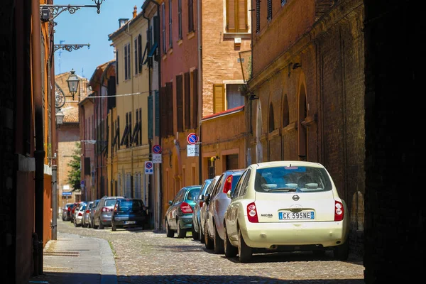 フェラーラ イタリア 2019 フェラーラの中心部の駐車場に車 イタリア — ストック写真