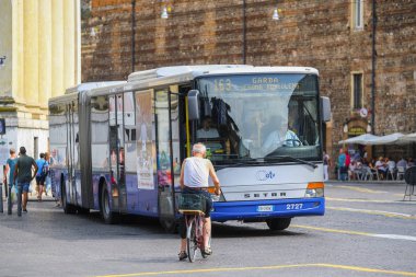 Verona, İtalya - 11 Temmuz 2019: Verona,İtalya'nın merkezinde otobüs