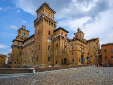 Ferrara, İtalya - 09 Temmuz 2019: İtalya'daki Ferrara kalesinin görünümü