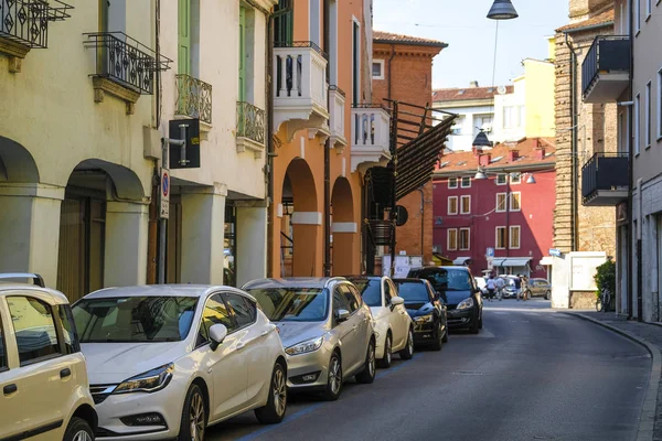 Ровиго Италия Июля 2019 Года Автомобили Парковке Ровиго Италия — стоковое фото