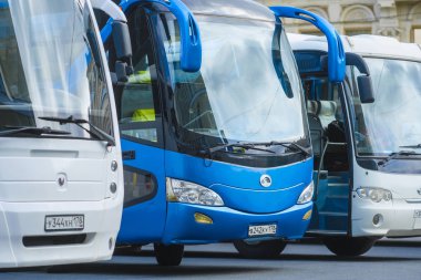 Sankt-peterburg, Rusya - 13 Ağustos 2019: Sankt-peterburg merkezinde bir sokakta otobüs, Rusya