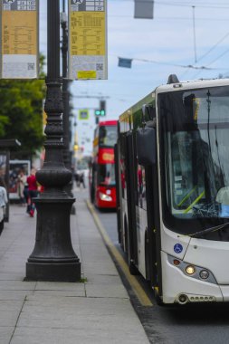 Sankt-peterburg, Rusya - 13 Ağustos 2019: Sankt-peterburg merkezinde bir sokakta otobüs, Rusya