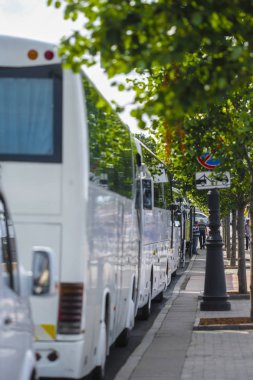 Sankt-peterburg, Rusya - 13 Ağustos 2019: Sankt-peterburg merkezinde bir sokakta otobüs, Rusya