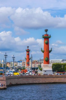 Saint Petersburg, Rusya - 14 Ağustos 2019: Rostral Column - St. Petersburg'un simbollarından biri, Rusya