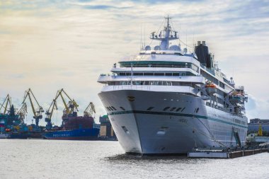 St. Petersburg, Rusya - 14 Ağustos 2019: Yolcu gemisi St. Petersburg, Rusya'da bir iskelede duruyor