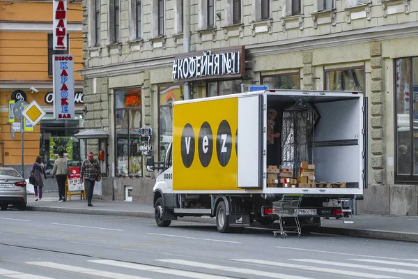 Petersburg Ryssland 2019 Lastbil Parkerad För Lossning Gata Centrum Petersburg — Stockfoto