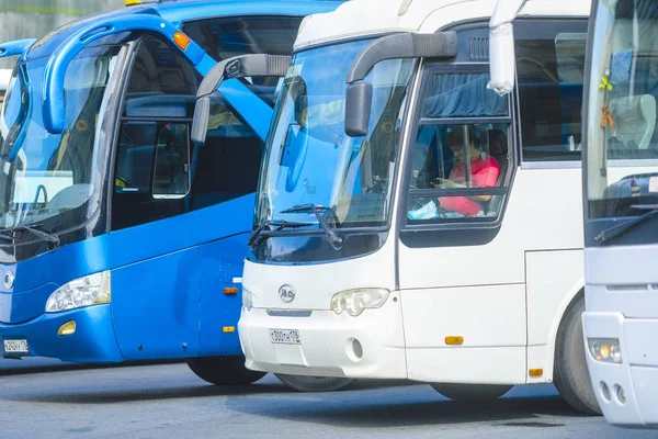 Sankt-peterburg, Rusya - 13 Ağustos 2019: Sankt-peterburg merkezinde bir sokakta otobüs, Rusya