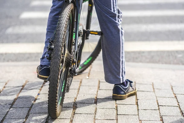 San Pietroburgo Russia Agosto 2019 Ciclista Aspetta Bivio Pedonale San — Foto Stock