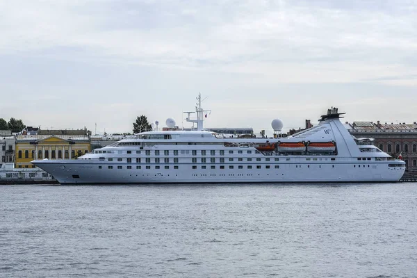 サンクトペテルブルク ロシア 2019年8月14日 クルーズ船は サンクトペテルブルク ロシアの桟橋に立っています — ストック写真