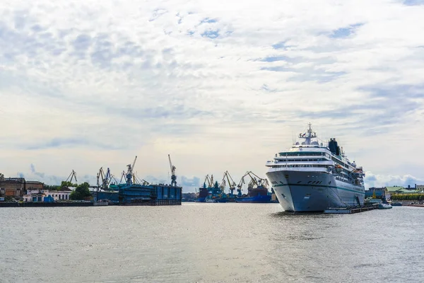 Petrohrad Rusko Srpen 2019 Výletní Loď Stojí Molu Petrohradu Rusko — Stock fotografie