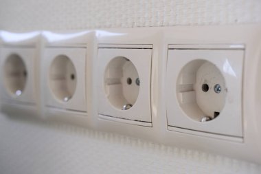 Bir duvardaki elektrik prizlerinin görüntüsü