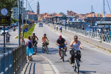 Sottomarina, İtalya - Temmuz, 2019: Sottomarina, İtalya'nın merkezindeki bir sokakta byciclists