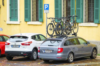 Verona, İtalya - Temmuz, 2019: Bycicles Verona bir otomobilin bisiklet çatı raf üzerinde durmak , İtalya
