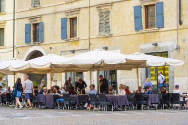 Verona, İtalya - 29 Temmuz 2019: Verona, İtalya'da sokak kafe