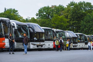 Sankt-peterburg, Rusya - 13 Ağustos 2019: Sankt-peterburg merkezinde bir sokakta otobüs, Rusya
