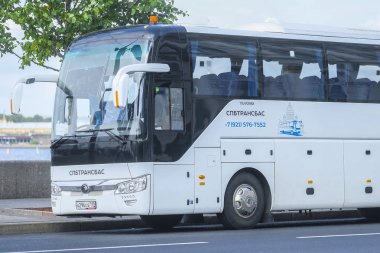 Sankt-peterburg, Rusya - 13 Ağustos 2019: Sankt-peterburg merkezinde bir sokakta otobüs, Rusya