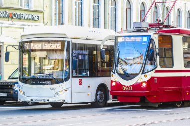 Sankt-peterburg, Rusya - 13 Ağustos 2019: Sankt-peterburg merkezinde bir sokakta otobüs ve tramvay, Rusya