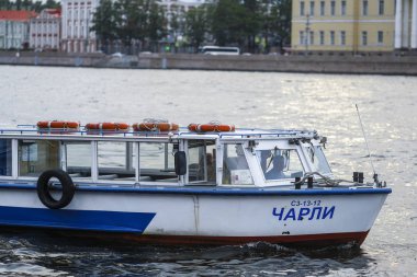 St. Petersburg, Rusya - 13 Temmuz 2019: Zevk teknesi St. Petersburg,Rusya'da Neva nehri üzerinde