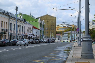 Moskova, Rusya - 19 Ağustos 2019: Moskova'da park halindeki arabalar