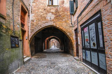 Ferrara, İtalya - 9 Ağustos 2019: Ferrara'nın merkezinde bir sokak görüntüsüyle manzara
