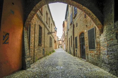 Ferrara, İtalya - 9 Ağustos 2019: Ferrara'nın merkezinde bir sokak görüntüsüyle manzara