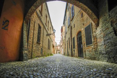 Ferrara, İtalya - 9 Ağustos 2019: Ferrara'nın merkezinde bir sokak görüntüsüyle manzara