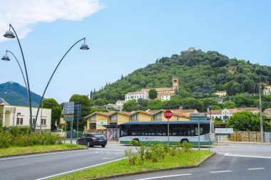 Arka Petrarka; İtalya - 7 Temmuz 2019: Arka Petrarka trafiği; İtalya