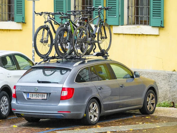Verona, İtalya - Temmuz, 2019: Bycicles Verona bir otomobilin bisiklet çatı raf üzerinde durmak , İtalya