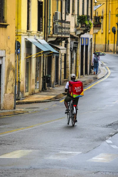 Vérone Italie Juillet 2019 Employé Entreprise Livraison Domicile Conduit Vélo — Photo