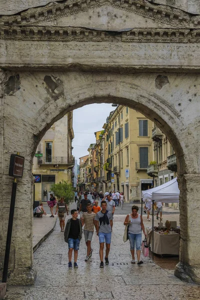 Verona Italië Augustus 2019 Toeristen Een Straat Een Centrum Van — Stockfoto