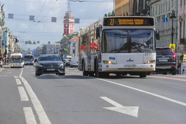 俄罗斯桑克特 彼得堡 2019年8月13日 俄罗斯桑克特 彼得堡市中心的一条街道上的公交车 — 图库照片