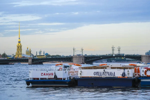 Petrohrad Rusko Červenec 2019 Rekreační Člun Leží Řece Neva Petrohradu — Stock fotografie