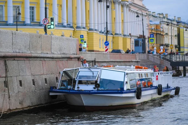 Sankt Petersburg Rosja Lipiec 2019 Łódź Rekreowa Znajduje Się Nad — Zdjęcie stockowe