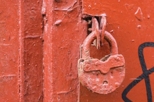 赤いレトロな南京錠のイメージ — ストック写真