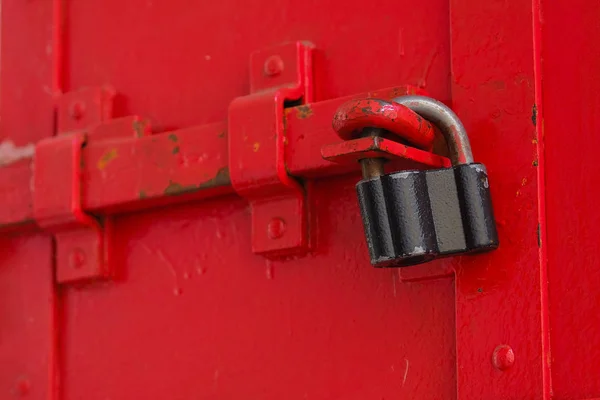 赤いレトロな南京錠のイメージ — ストック写真
