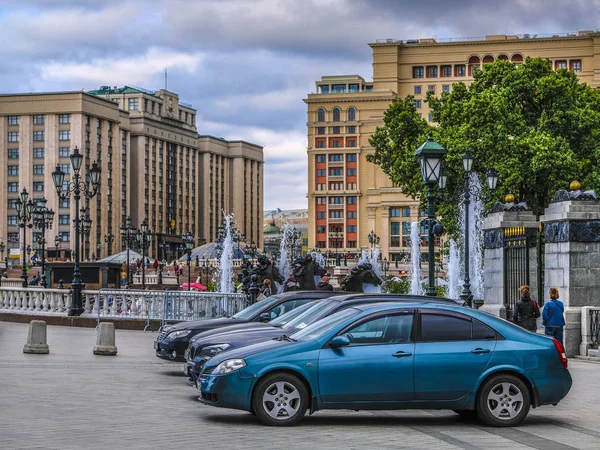 Moskova, Rusya - 19 Ağustos 2019: Moskova'da park halindeki arabalar