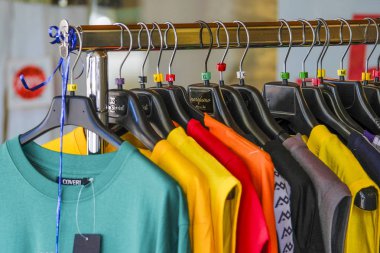 Este, İtalya - 15 Temmuz 2019: Este'de bir dükkanda askıda giysi