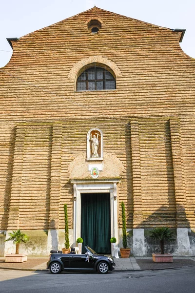 Rovigo Italia Julio 2019 Coche Bodas Estacionado Frente Una Iglesia — Foto de Stock