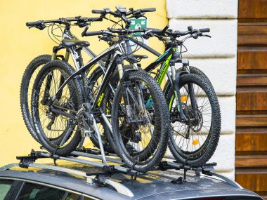 Verona, İtalya - Temmuz, 2019: Bycicles Verona bir otomobilin bisiklet çatı raf üzerinde durmak , İtalya